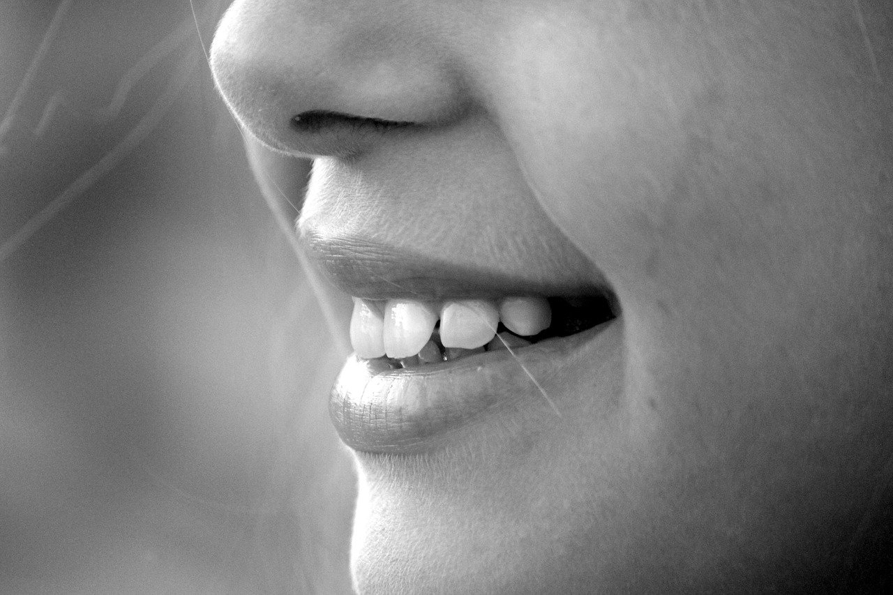 Healthy teeth, representing the goal of good oral hygiene for fresh breath.